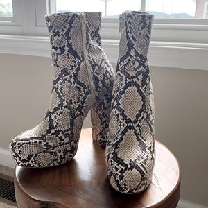 Aldo platform like new White snake print boot